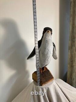Sculpture de pingouin en bois sculpté à la main de grande taille de l'art populaire vintage