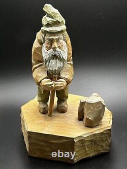 Sculpture de randonneur en bois sculpté à la main de 1993, œuvre d'art populaire signée par l'artiste, 8 pouces de haut