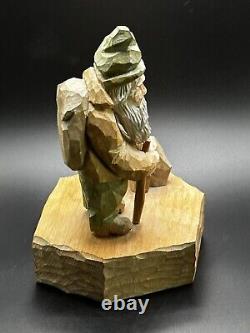 Sculpture de randonneur en bois sculpté à la main de 1993, œuvre d'art populaire signée par l'artiste, 8 pouces de haut