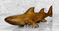 Sculpture de requin en bois sculpté d'art populaire antique 13