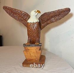 Sculpture de statue d'aigle chauve américain en bois sculpté à la main de style folklorique vintage