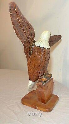 Sculpture de statue d'aigle chauve américain en bois sculpté à la main de style folklorique vintage