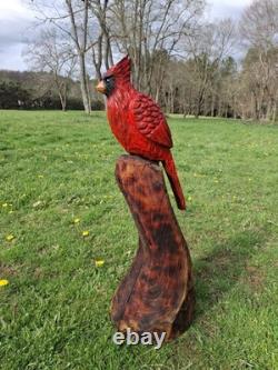 Sculpture de statue de cardinal sculptée à la tronçonneuse, oiseau rouge, art rustique en bois fait main