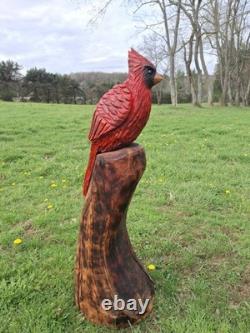 Sculpture de statue de cardinal sculptée à la tronçonneuse, oiseau rouge, art rustique en bois fait main