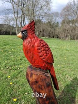 Sculpture de statue de cardinal sculptée à la tronçonneuse, oiseau rouge, art rustique en bois fait main