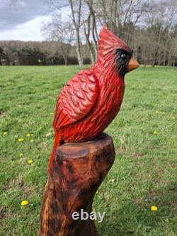 Sculpture de statue de cardinal sculptée à la tronçonneuse, oiseau rouge, art rustique en bois fait main