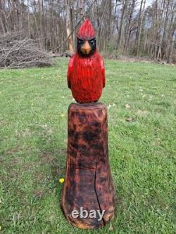 Sculpture de statue de cardinal sculptée à la tronçonneuse, oiseau rouge, art rustique en bois fait main