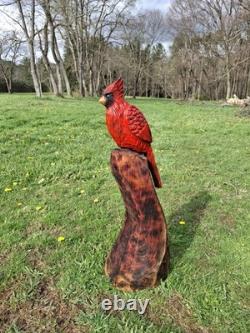 Sculpture de statue de cardinal sculptée à la tronçonneuse, oiseau rouge, art rustique en bois fait main