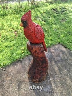 Sculpture de statue de cardinal sculptée à la tronçonneuse, oiseau rouge, art rustique en bois fait main