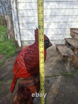 Sculpture de statue de cardinal sculptée à la tronçonneuse, oiseau rouge, art rustique en bois fait main