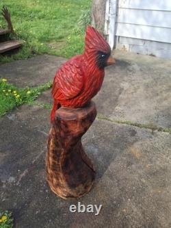 Sculpture de statue de cardinal sculptée à la tronçonneuse, oiseau rouge, art rustique en bois fait main
