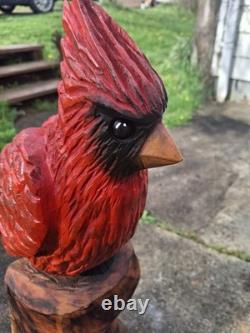 Sculpture de statue de cardinal sculptée à la tronçonneuse, oiseau rouge, art rustique en bois fait main