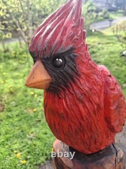 Sculpture de statue de cardinal sculptée à la tronçonneuse, oiseau rouge, art rustique en bois fait main