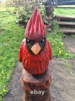 Sculpture de statue de cardinal sculptée à la tronçonneuse, oiseau rouge, art rustique en bois fait main