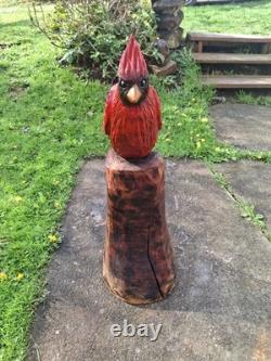 Sculpture de statue de cardinal sculptée à la tronçonneuse, oiseau rouge, art rustique en bois fait main
