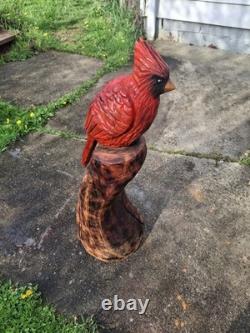 Sculpture de statue de cardinal sculptée à la tronçonneuse, oiseau rouge, art rustique en bois fait main