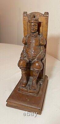 Sculpture en bois antique sculptée à la main représentant un homme assis, figuratif, de style folklorique