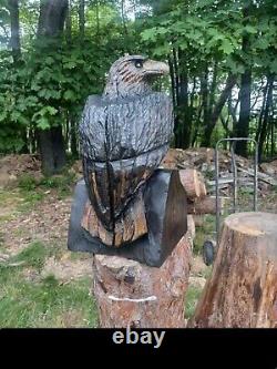 Sculpture en bois d'aigle royal sculpté à la tronçonneuse représentant des oiseaux, statue de faucon - art populaire.