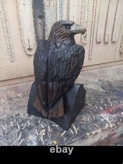 Sculpture en bois d'aigle royal sculpté à la tronçonneuse représentant des oiseaux, statue de faucon - art populaire.