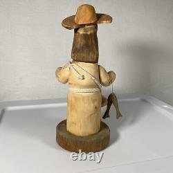 Sculpture en bois d'art populaire signée Pete Ortega : Jésus avec un poisson et un chapeau cassé