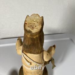 Sculpture en bois d'art populaire signée Pete Ortega : Jésus avec un poisson et un chapeau cassé