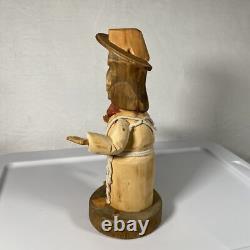 Sculpture en bois d'art populaire signée Pete Ortega : Jésus avec un poisson et un chapeau cassé
