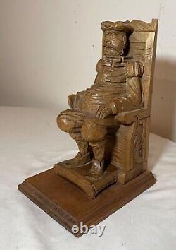 Sculpture en bois d'homme assis figuratif sculpté à la main antique de style art populaire