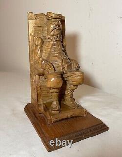 Sculpture en bois d'homme assis figuratif sculpté à la main antique de style art populaire