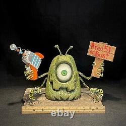Sculpture en bois d'un alien vert, art fantaisiste, art populaire