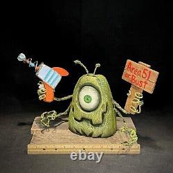 Sculpture en bois d'un alien vert, art fantaisiste, art populaire