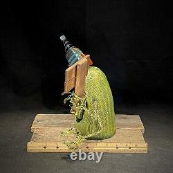 Sculpture en bois d'un alien vert, art fantaisiste, art populaire