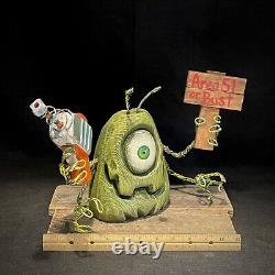 Sculpture en bois d'un alien vert, art fantaisiste, art populaire