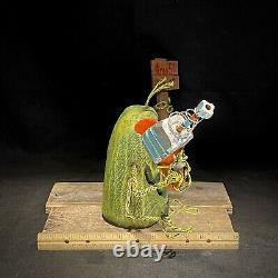 Sculpture en bois d'un alien vert, art fantaisiste, art populaire