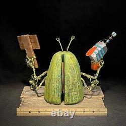 Sculpture en bois d'un alien vert, art fantaisiste, art populaire