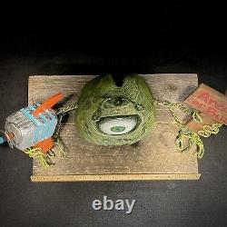 Sculpture en bois d'un alien vert, art fantaisiste, art populaire
