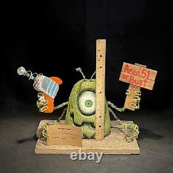 Sculpture en bois d'un alien vert, art fantaisiste, art populaire