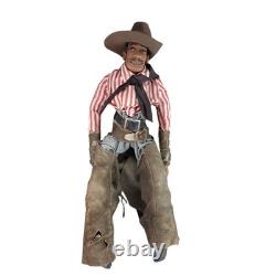 Sculpture en bois d'un cowboy noir américain en folk art texan des années 1940 avec chaps en cuir