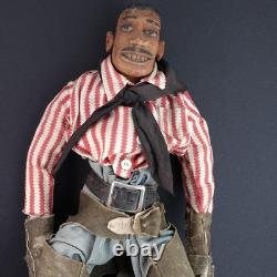 Sculpture en bois d'un cowboy noir américain en folk art texan des années 1940 avec chaps en cuir