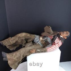 Sculpture en bois d'un cowboy noir américain en folk art texan des années 1940 avec chaps en cuir