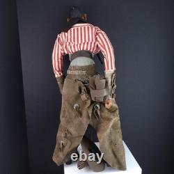 Sculpture en bois d'un cowboy noir américain en folk art texan des années 1940 avec chaps en cuir