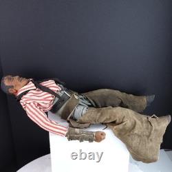 Sculpture en bois d'un cowboy noir américain en folk art texan des années 1940 avec chaps en cuir
