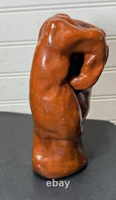 Sculpture en bois de poing de l'art populaire des années 1960, symbole de pouvoir et de force