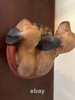 Sculpture en bois dur sculptée d'art populaire antique représentant des chiots teckels dans un panier