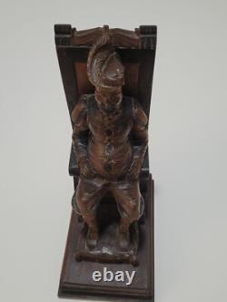 Sculpture en bois figurative d'un homme assis, sculpture artisanale vintage