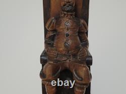Sculpture en bois figurative d'un homme assis, sculpture artisanale vintage