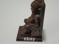 Sculpture en bois figurative d'un homme assis, sculpture artisanale vintage
