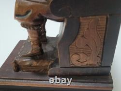 Sculpture en bois figurative d'un homme assis, sculpture artisanale vintage