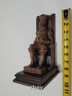 Sculpture en bois figurative d'un homme assis, sculpture artisanale vintage