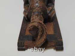 Sculpture en bois figurative d'un homme assis, sculpture artisanale vintage