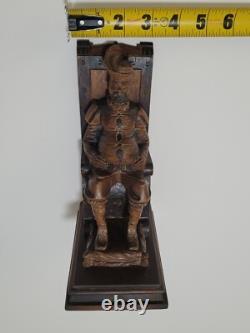 Sculpture en bois figurative d'un homme assis, sculpture artisanale vintage